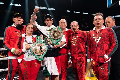 Mark Magsayo wins WBC featherweight title .